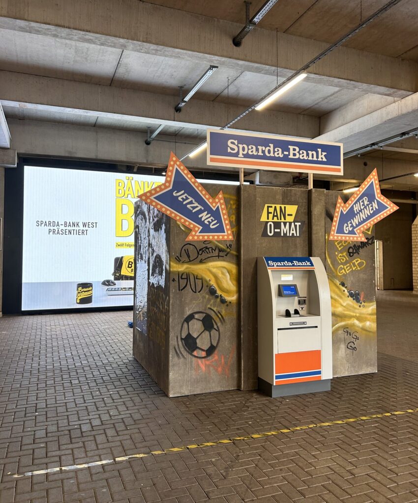 Im BvB Stadion: ein Deko-Geldautomat mit Werbung von der Sparda-Bank und dem BvB